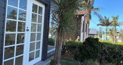 Northern Beaches Getaway - Renovated Two Bedroom, 2 minute walk to beach