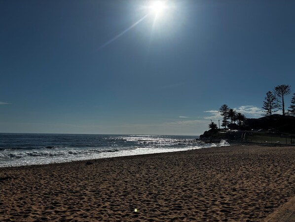 Beach nearby - Northern Beaches Getaway - Renovated Two Bedroom, 2 minute walk to beach (Collaroy)