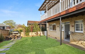 Outdoor dining - Northern Beaches Getaway - Renovated Two Bedroom, 2 minute walk to beach (Collaroy)