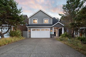 Exterior - Coastal Pines - Hot Tub - 4 Bedrooms - 2 Bathrooms (Pacific City)