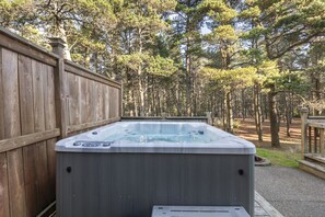Outdoor spa tub - Coastal Pines - Hot Tub - 4 Bedrooms - 2 Bathrooms (Pacific City)