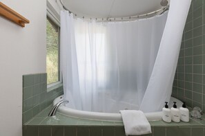 Hair dryer, towels - Beachwoods Cottage - Ocean View - Walking Distance to Beach (Pacific City)