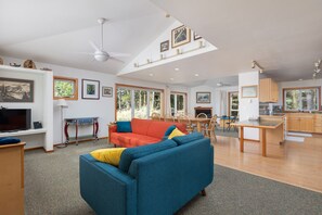 TV, fireplace, books - Beachwoods Cottage - Ocean View - Walking Distance to Beach (Pacific City)