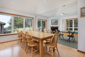 Dining - Beachwoods Cottage - Ocean View - Walking Distance to Beach (Pacific City)