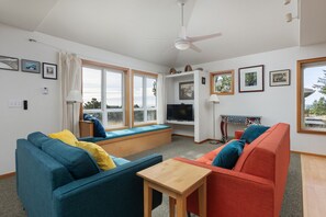 TV, fireplace, books - Beachwoods Cottage - Ocean View - Walking Distance to Beach (Pacific City)