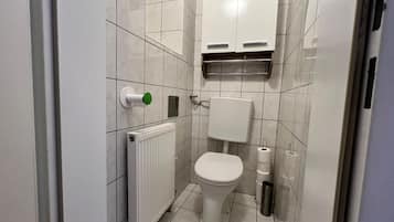 Lägenhet Basic | Badrum | Dusch, gratis toalettartiklar, hårtork och handdukar