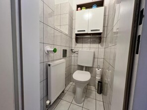 Basic-Apartment | Badezimmer | Dusche, kostenlose Toilettenartikel, Haartrockner, Handtücher