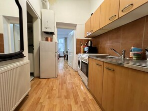 Lägenhet Basic | Eget kök | Kylskåp, mikrovågsugn, ugn och spishäll