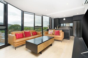 Smart TV - NEW TO VRBO: Spacious 3BR Apartment in the Heart of the City (Reid)