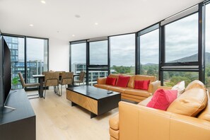 Smart TV - Spacious 3BR Apartment in the Heart of the City (Reid)