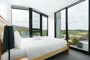 3 bedrooms, iron/ironing board, free WiFi, bed sheets - NEW TO VRBO: Upscale 3BR City Apartment Central CBD Living (Reid)