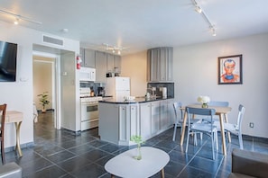 Fridge, microwave, oven, stovetop - 1BR W Alabama Montrose Sueño Apt 15, Med Center (Houston)