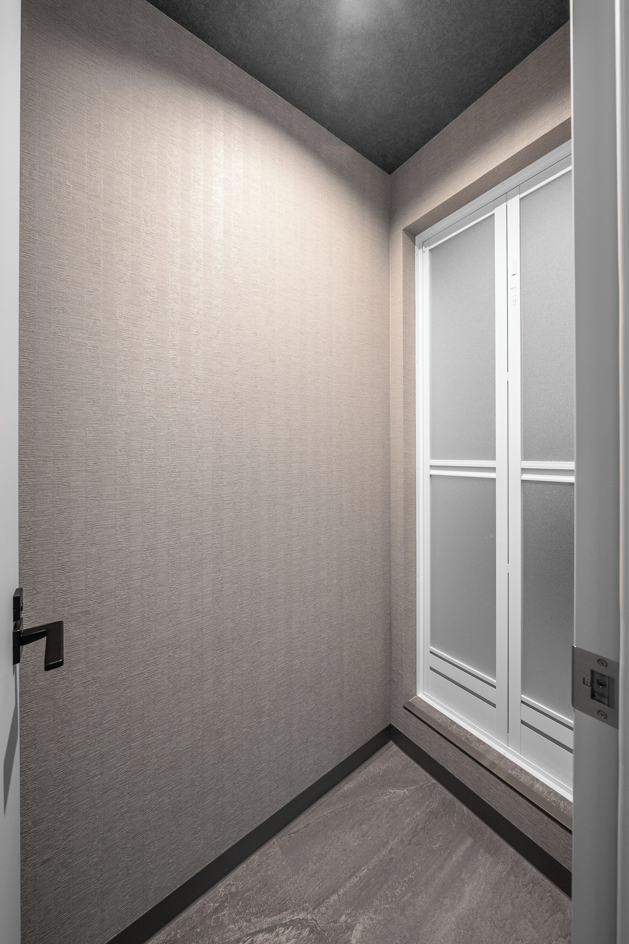 Combined shower/tub, free toiletries, hair dryer, slippers