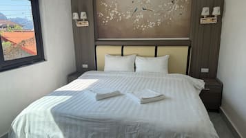 Standaard kamer, uitzicht op stad | Een kluis op de kamer, verduisterende gordijnen, gratis wifi