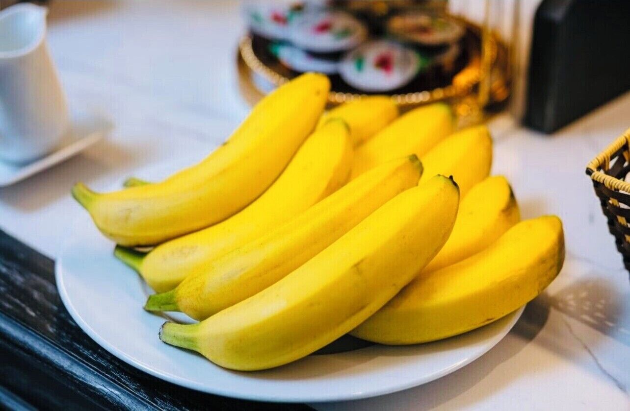 Un plato de plátanos maduros sobre una mesa.