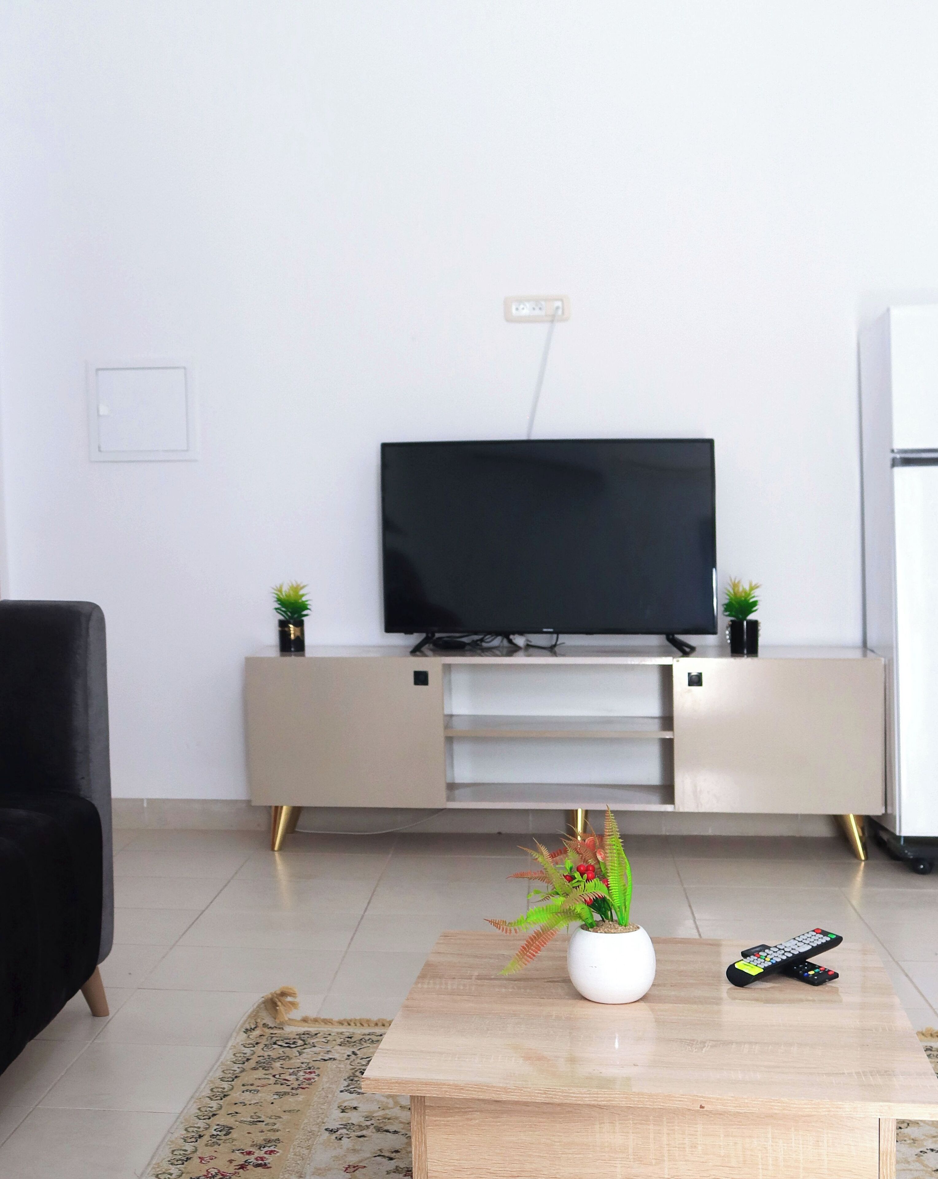 Apartment, 2 Bedrooms, Accessible, Smoking | Living room