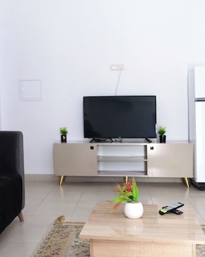 Apartment, 2 Bedrooms, Accessible, Smoking | Living room
