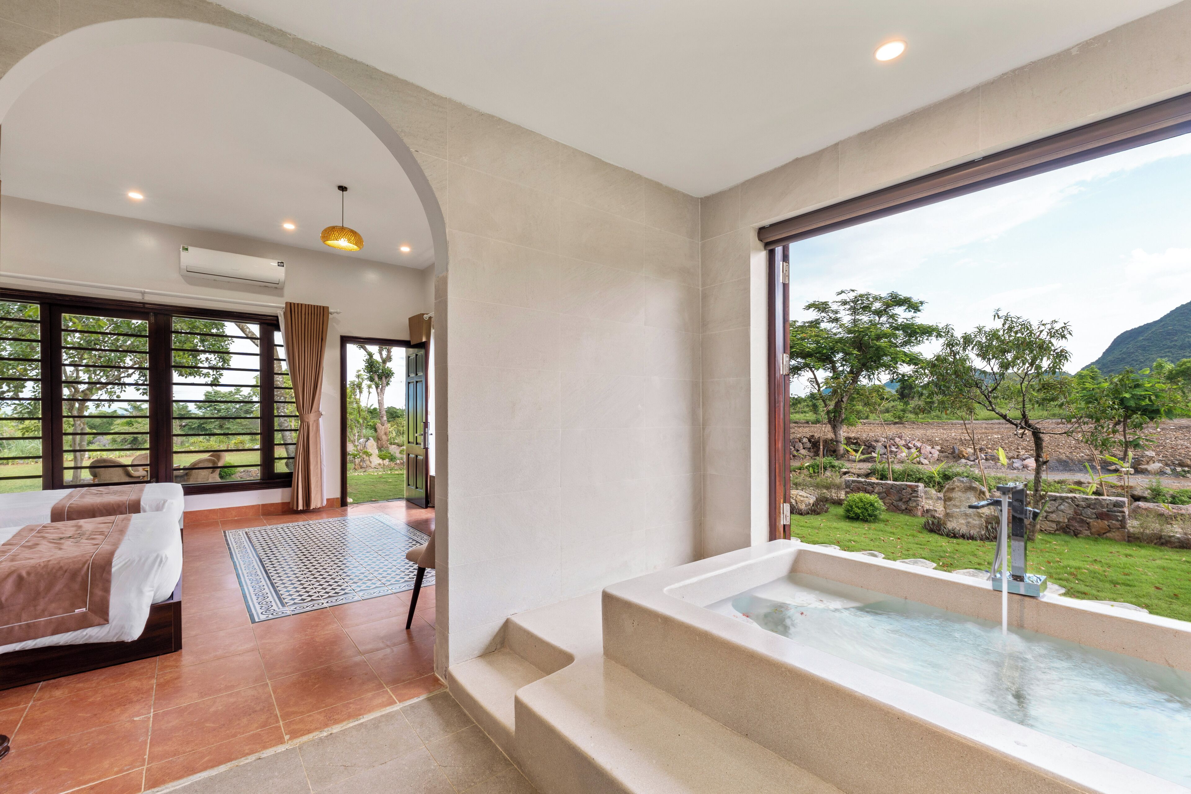 Baignoire et douche séparées, sèche-cheveux, chaussons