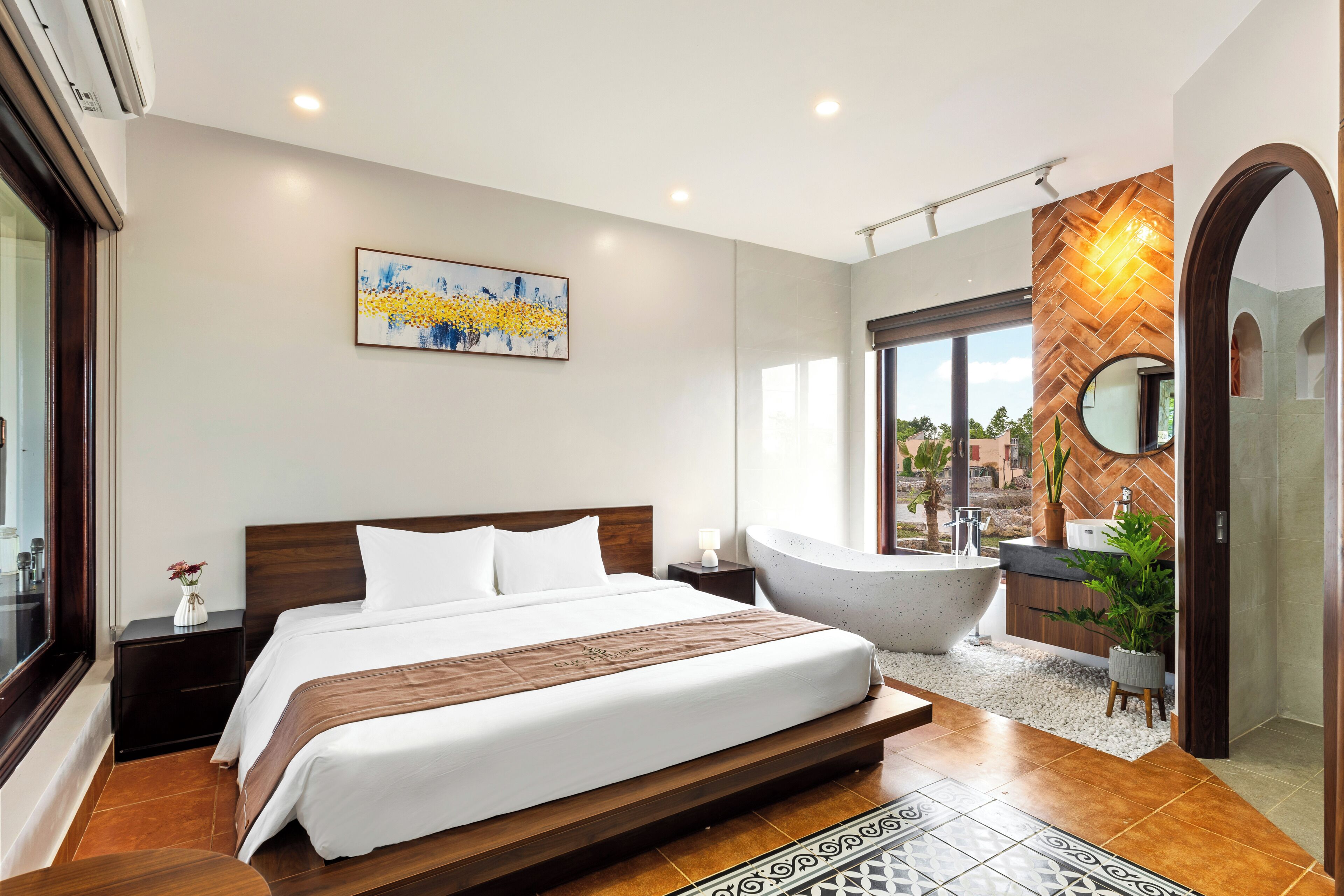 Hypo-allergenic bedding, minibar, laptop workspace, blackout curtains