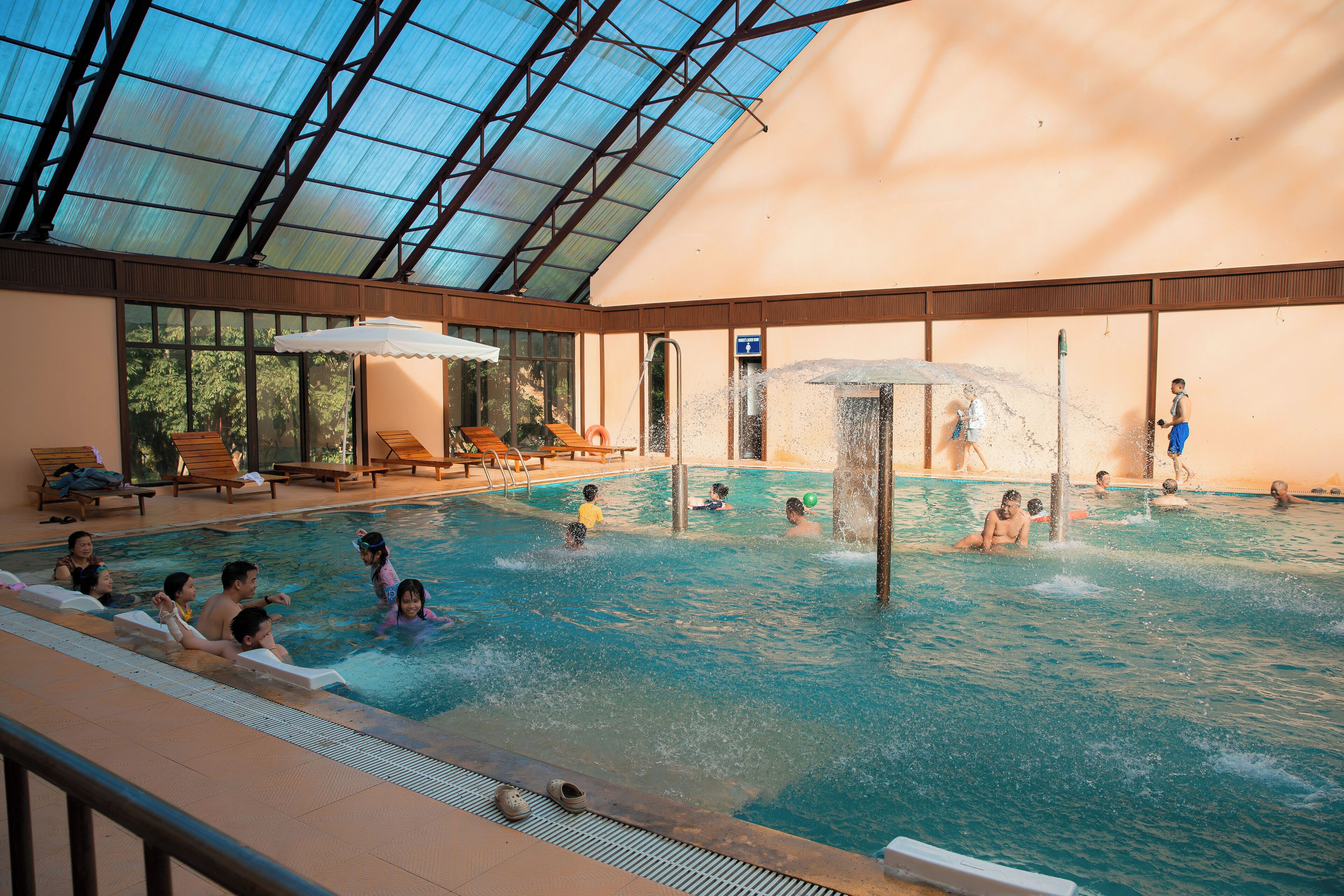 Una piscina cubierta, una piscina al aire libre