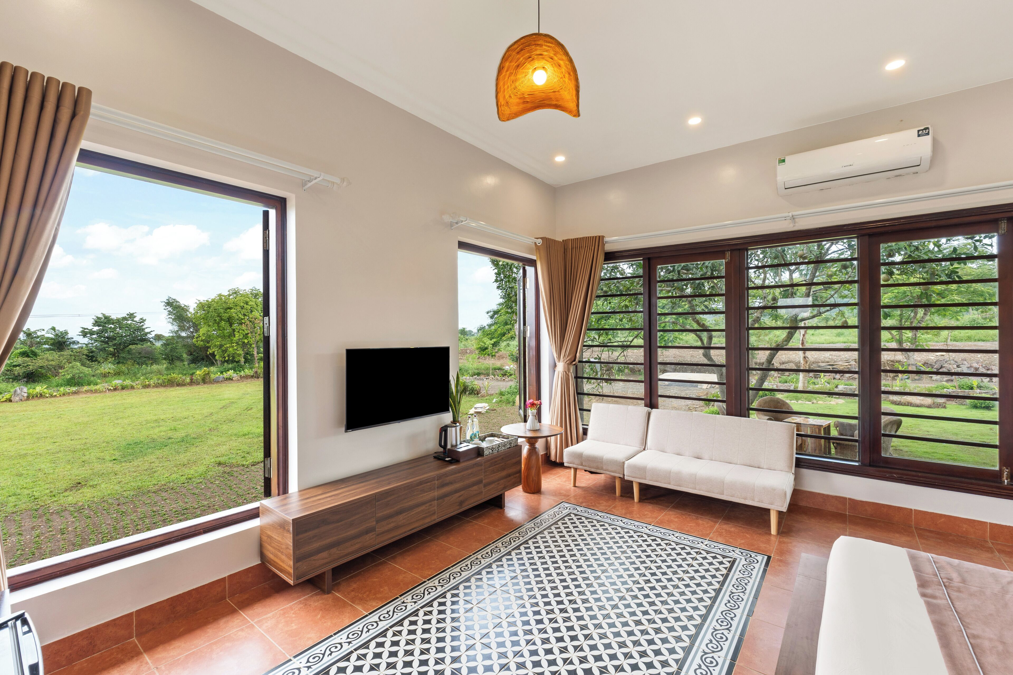 Habitación familiar, vista al lago | Área de sala de estar | Libros 