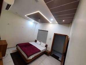 Habitación Deluxe doble | Ropa de cama de alta calidad y escritorio