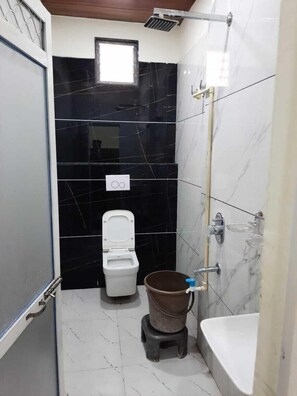 Shower, rainfall showerhead, free toiletries, bidet - Hotel G R Inn near Temple & Rail Station (Ujjain)