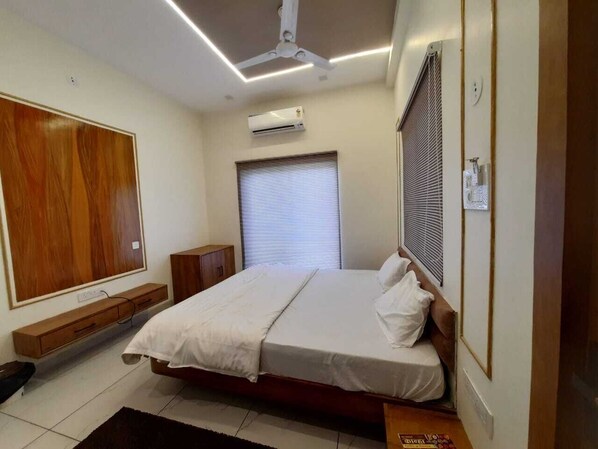 Deluxe Double Room | Premium bedding, desk, laptop workspace, soundproofing - Hotel G R Inn near Temple & Rail Station (Ujjain)