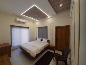 Premium bedding, desk, laptop workspace, soundproofing - Hotel G R Inn near Temple & Rail Station (Ujjain)