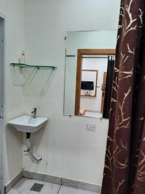 Shower, rainfall showerhead, free toiletries, bidet - Hotel G R Inn near Temple & Rail Station (Ujjain)