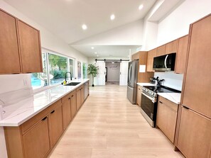 Mikroaaltouuni, uuni, liesi, astianpesukone