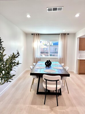 Dining - 4 Bedroom House, Spa, Pool, BBQ, Six Flags is 9 miles away (Santa Clarita)