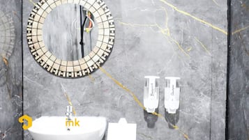 Douche, sèche-cheveux, serviettes fournies, savon