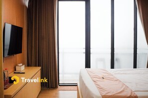 Desk, free WiFi - The Lakebox Menjer by Travelink (Wonosobo)