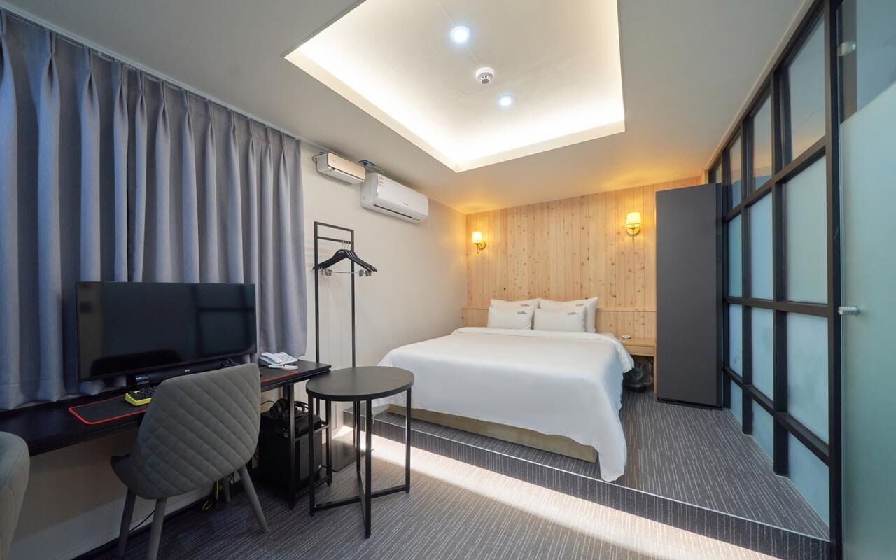 Suite | Desk, free WiFi