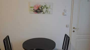 Lägenhet Basic | Eget kök | Minikylskåp, mikrovågsugn, ugn och spishäll