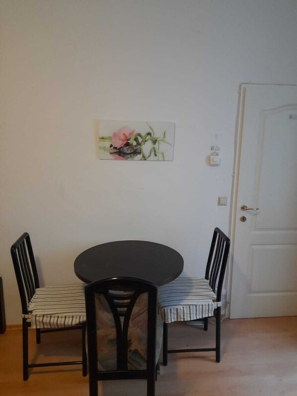 Lägenhet Basic | Eget kök | Minikylskåp, mikrovågsugn, ugn och spishäll