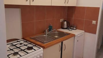 Lägenhet Basic | Eget kök | Minikylskåp, mikrovågsugn, ugn och spishäll