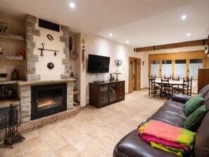 TV, fireplace - Winahost les Faldes del Montseny (Sant Pere de Vilamajor)