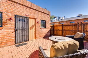 Outdoor dining - Private Studio Casita w/ Fenced Patio – Walk to 4th Ave & Streetcar (Tucson)