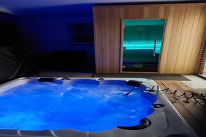 Indoor spa tub