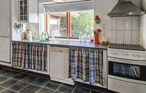 Kjøleskap, kokeplater, oppvaskmaskin og kaffetrakter/tekoker