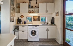 Kjøleskap, kokeplater, oppvaskmaskin og kaffetrakter/tekoker