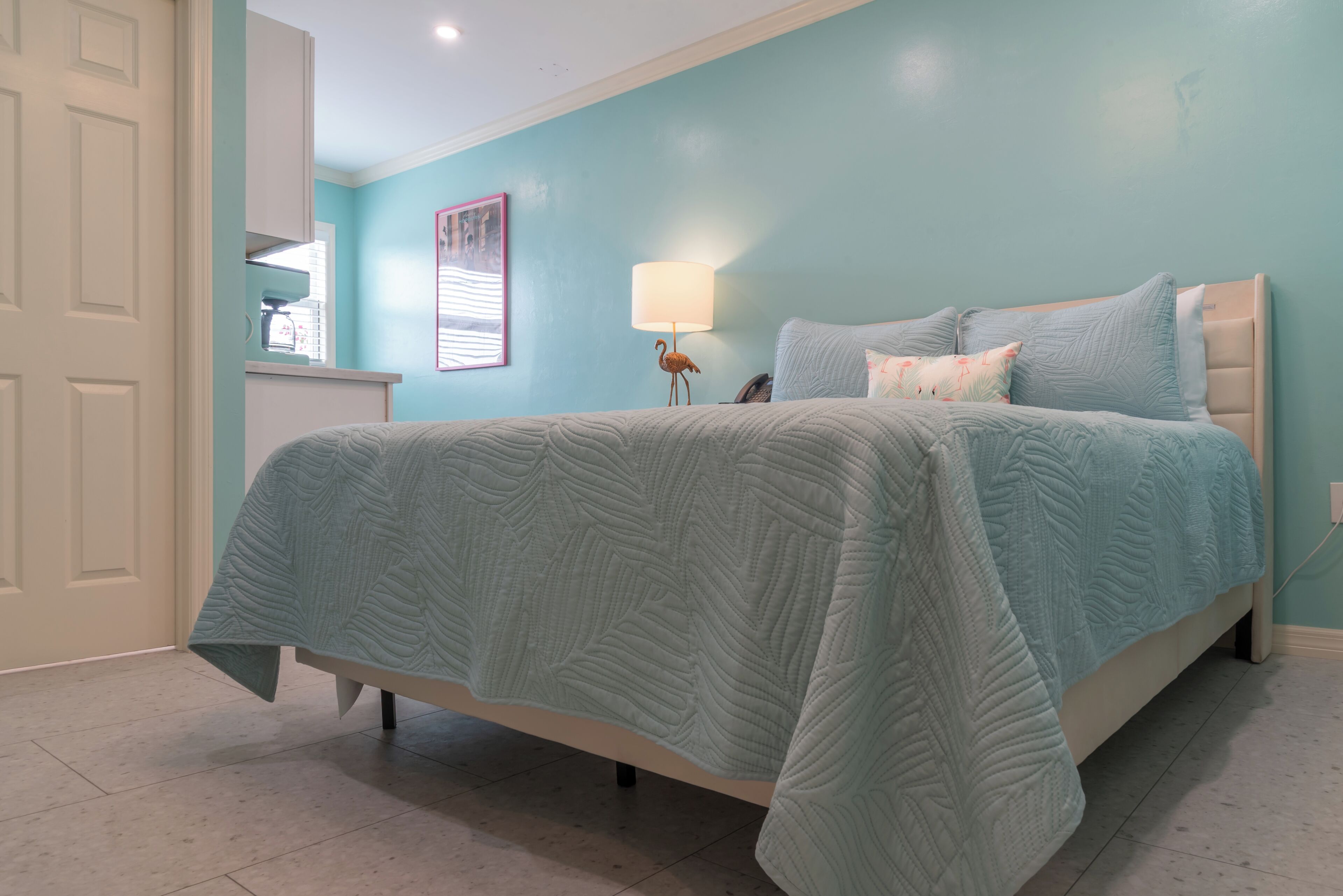 Iron/ironing board, Internet, bed sheets