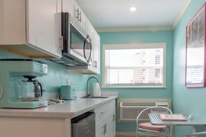 Fridge, microwave, toaster, cookware/dishes/utensils - Flamingo Inn - Standard Queen with kitchenette #202 (Fort Myers Beach)