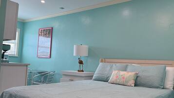 Tabla de planchar con plancha, internet y ropa de cama