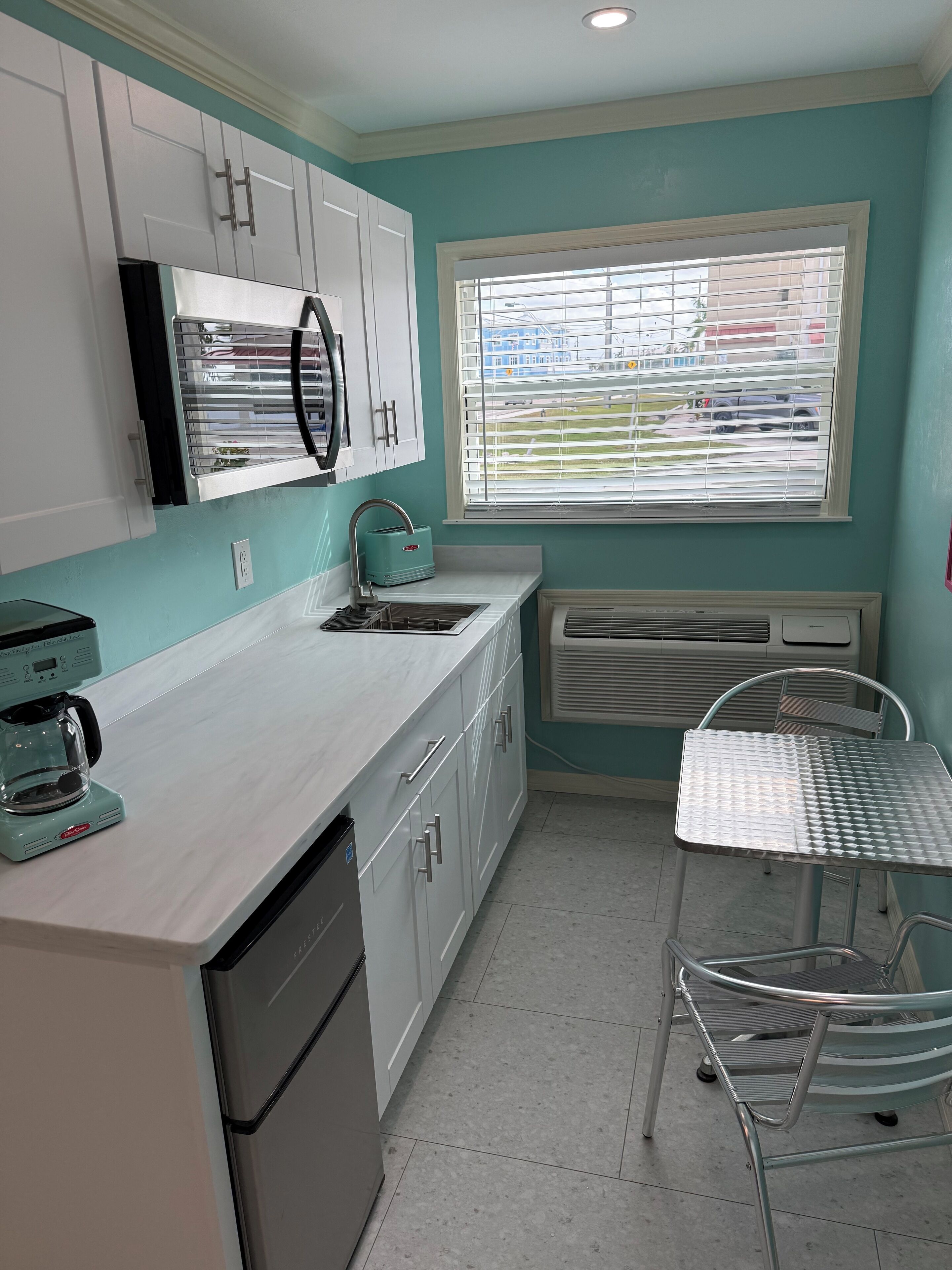 Réfrigérateur, micro-ondes, grille-pain