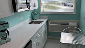 Frigorifero, microonde, tostapane, pentole/stoviglie/utensili