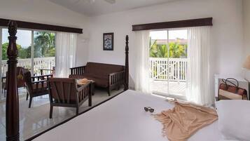 Deluxe studio suite, 1 kingsize bed, uitzicht op oceaan | Een bureau, een strijkplank/strijkijzer, gratis wifi