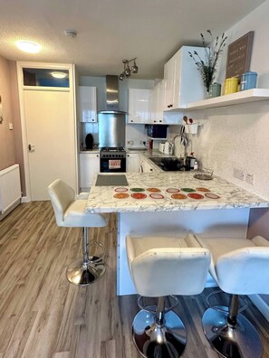Fridge, microwave, oven, stovetop - NKN Cosy maisonette Dartford station free parking (Dartford)